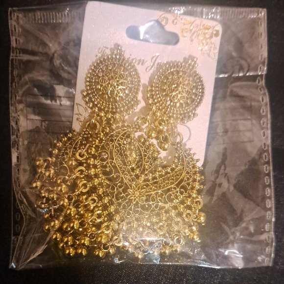 Jewelry - Elegant Gold Earrings Costu.\nMe jewelry